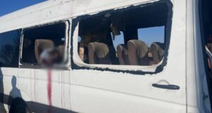 Росія вдарила по автобусу на Нікопольщині: загинули 5 людей, багато поранених Росія-вдарила-по-автобусу-на-Нікопольщині:-загинули-5-людей,-багато-поранених