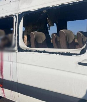 Росія-вдарила-по-автобусу-на-Нікопольщині:-загинули-5-людей,-багато-поранених Росія-вдарила-по-автобусу-на-Нікопольщині:-загинули-5-людей,-багато-поранених