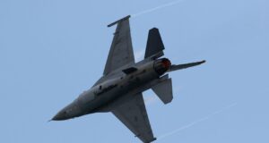 Українські винищувачі F-16 змушені економити ракети через нестачу озброєння F-16 без зброї марні. Український пілот розповів про дефіцит ракет до винищувачів