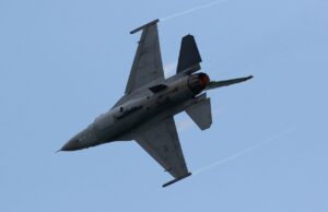 Українські винищувачі F-16 змушені економити ракети через нестачу озброєння F-16 без зброї марні. Український пілот розповів про дефіцит ракет до винищувачів