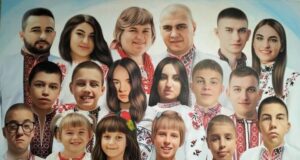 «У нас, як в мурашнику»: родина з Волині виховує 13 дітей, 10 з яких –... «У-нас,-як-в-мурашнику»:-родина-з-Волині-виховує-13-дітей,-10-з-яких-–.