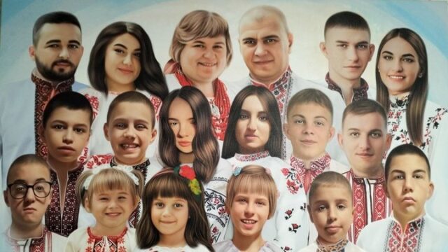 «У нас, як в мурашнику»: родина з Волині виховує 13 дітей, 10 з яких –... «У-нас,-як-в-мурашнику»:-родина-з-Волині-виховує-13-дітей,-10-з-яких-–.