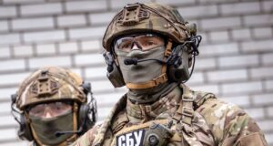 У Дніпрі затримали 17-річну дівчину за підозрою у співпраці з російськими спецслужбами 17-річна дівчина коригувала удари РФ по Дніпру: її затримали