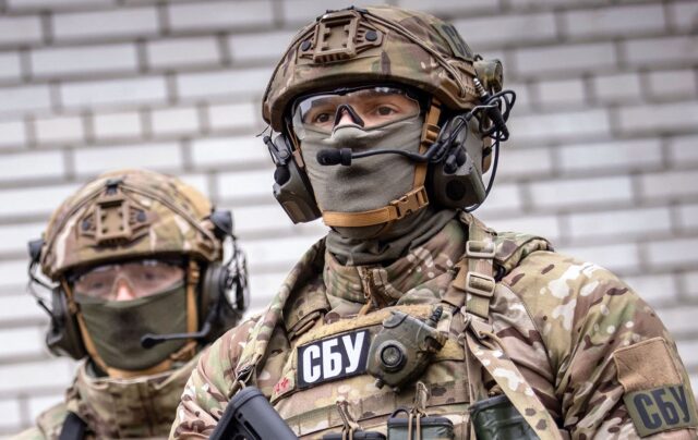 У Дніпрі затримали 17-річну дівчину за підозрою у співпраці з російськими спецслужбами 17-річна дівчина коригувала удари РФ по Дніпру: її затримали
