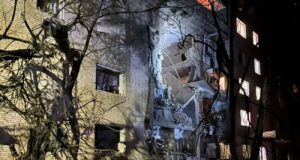 Атака на Суми: двоє загиблих та кілька постраждалих внаслідок авіаудару Російські авіабомби вдарили по багатоповерхівках у Сумах, є загиблі