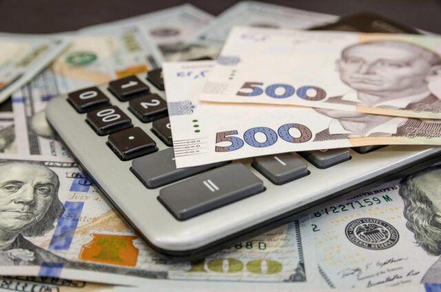 Курс валют в Україні сьогодні: скільки коштує долар і євро 19 вересня Курс-валют-в-Україні-сьогодні:-скільки-коштує-долар-і-євро-19-вересня