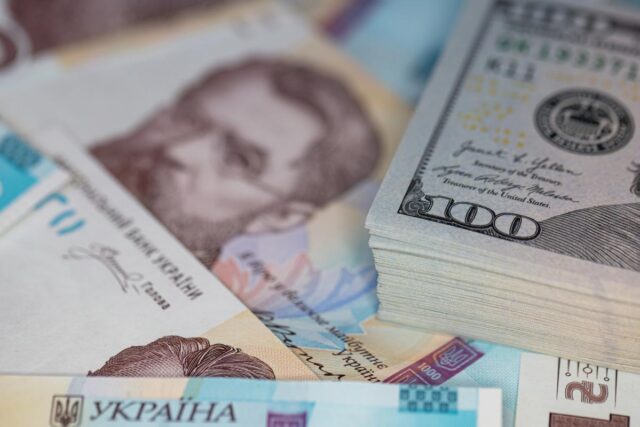 Скільки коштують долар та євро в Україні сьогодні: курс валют 20 вересня Скільки-коштують-долар-та-євро-в-Україні-сьогодні:-курс-валют-20-вересня