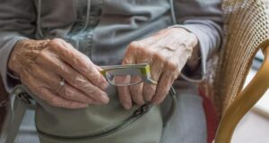 Психолог назвав 5 речей, які краще відпустити, щоб стати щасливим після 50 років Психолог-назвав-5-речей,-які-краще-відпустити,-щоб-стати-щасливим-після-50-років