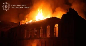 Атака БпЛА в Запоріжжі: пошкоджені будівлі та один постраждалий У-Запоріжжі-після-атаки-БпЛА-пошкоджені-багатоповерхівки,-університет-і-ТЦ,-є-постраждалий