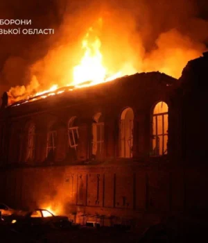 У-Запоріжжі-після-атаки-БпЛА-пошкоджені-багатоповерхівки,-університет-і-ТЦ,-є-постраждалий