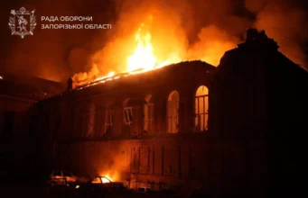 Атака БпЛА в Запоріжжі: пошкоджені будівлі та один постраждалий У-Запоріжжі-після-атаки-БпЛА-пошкоджені-багатоповерхівки,-університет-і-ТЦ,-є-постраждалий
