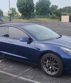 Чоловік-встановив-сонячну-плівку-на-tesla:-він-розповів-про-результати-через-місяць