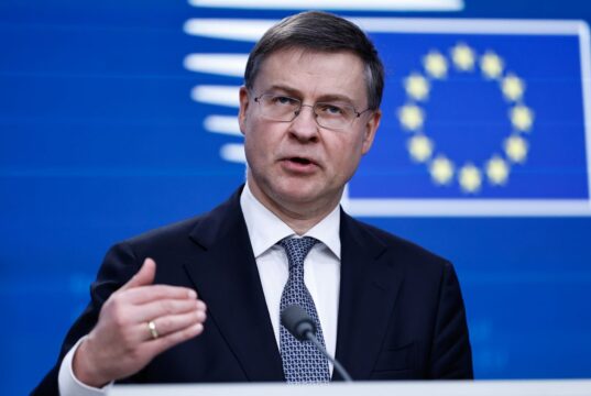 Єврокомісар закликає до єдності в санкційній політиці проти Росії У ЄС визнали “втому” від санкцій проти РФ: чи змінять механізм їхнього ухвалення