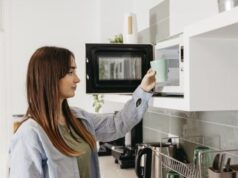 Перетворяться на гуму або навіть вибухнуть: 10 продуктів, які категорично не можна гріти в мікрохвильовці Перетворяться-на гуму-або-навіть-вибухнуть:-10 продуктів,-які-категорично-не можна-гріти-в мікрохвильовці