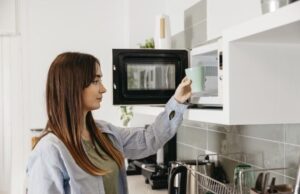 Перетворяться на гуму або навіть вибухнуть: 10 продуктів, які категорично не можна гріти в мікрохвильовці Перетворяться-на гуму-або-навіть-вибухнуть:-10 продуктів,-які-категорично-не можна-гріти-в мікрохвильовці