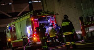 Атака на гіпермаркет у Луганську: спалах і вибух В окупованому Луганську горить гіпермаркет, де був логістичний хаб військ РФ