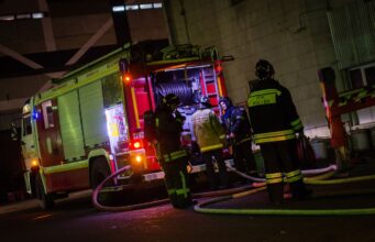 Атака на гіпермаркет у Луганську: спалах і вибух В окупованому Луганську горить гіпермаркет, де був логістичний хаб військ РФ