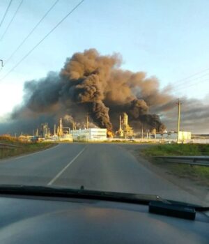 Одразу-кілька-регіонів-під-ударом:-у Росії-заявляють-про-масовану-атаку-дронів-(відео)