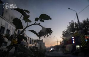 У центрі Києва російський дрон влучив у житлову багатоповерхівку У-центрі-Києва-російський-дрон-влучив-у-житлову-багатоповерхівку