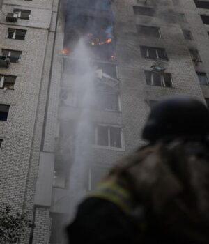 imgonline_com_ua_resize_pphimckxhzhmxs_b27cffc93cdc410c26824c0d55c207fc_1300x820.jpg У Києві зросла кількість постраждалих через удари РФ, серед них дитина