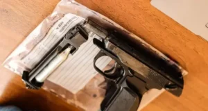 У Миколаєві підліток влаштував стрілянину в тролейбусі під час конфлікту У Миколаєві підліток влаштував стрілянину в тролейбусі під час конфлікту