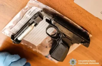 У Миколаєві підліток влаштував стрілянину в тролейбусі під час конфлікту У Миколаєві підліток влаштував стрілянину в тролейбусі під час конфлікту