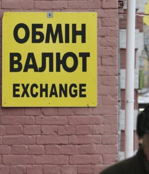 Курс-валют-в-Україні-сьогодні:-скільки-коштують-долар-і-євро-26-вересня Курс-валют-в-Україні-сьогодні:-скільки-коштують-долар-і-євро-26-вересня