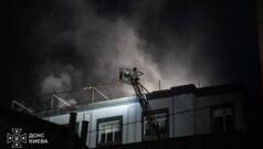 Київ під атакою: нічні обстріли тривають Київ-під-цілодобовою-атакою:-росіяни-б’ють-по-складах-та-офісах