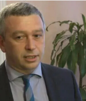 Голова-суду-на-Волині-придбав-нове-авто-й-отримав-пів-мільйона-у-подарунок Голова-суду-на-Волині-придбав-нове-авто-й-отримав-пів-мільйона-у-подарунок