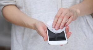 Ці помилки під час чистки смартфона можуть дорого коштувати: чого не можна робити Ці-помилки-під-час-чистки-смартфона-можуть-дорого-коштувати:-чого-не-можна-робити