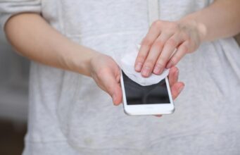 Ці помилки під час чистки смартфона можуть дорого коштувати: чого не можна робити Ці-помилки-під-час-чистки-смартфона-можуть-дорого-коштувати:-чого-не-можна-робити