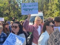 “Дерева виростуть, а замерзлі люди вже не воскреснуть”: сотні жителів столичних Теремків вийшли на мітинг... “Дерева-виростуть,-а-замерзлі-люди-вже-не-воскреснуть”:-сотні-жителів-столичних-Теремків-вийшли-на-мітинг.