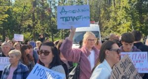 “Дерева виростуть, а замерзлі люди вже не воскреснуть”: сотні жителів столичних Теремків вийшли на мітинг... “Дерева-виростуть,-а-замерзлі-люди-вже-не-воскреснуть”:-сотні-жителів-столичних-Теремків-вийшли-на-мітинг.