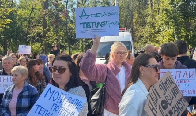 “Дерева виростуть, а замерзлі люди вже не воскреснуть”: сотні жителів столичних Теремків вийшли на мітинг... “Дерева-виростуть,-а-замерзлі-люди-вже-не-воскреснуть”:-сотні-жителів-столичних-Теремків-вийшли-на-мітинг.