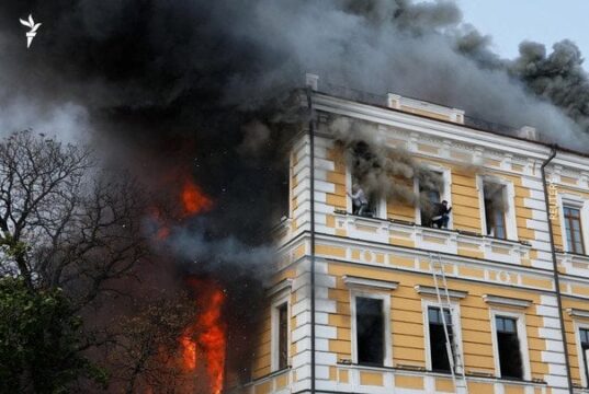 У Києві сталися “прильоти” у трьох районах: горить Національна академія наук, є жертви (оновлено, фото, відео) У Києві-сталися-“прильоти”-у трьох-районах:-горить-Національна-академія-наук,-є жертви-(оновлено,-фото,-відео)