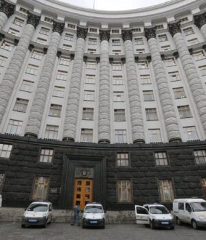 Уряд-заморозив-частину-видатків:-прем’єр-відповів,-чи-платитимуть-пенсії-українцям