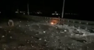 Уламки дрона впали на Південний міст у Києві У-Києві-зафіксовано-падіння-уламків-на-Південному-мосту-–-соцмережі