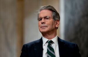 США оголосили нові санкції проти осіб, які допомагали Ірану в закупівлі зброї Допомагали купити зброю Ірану. США запровадили санкції проти 13 країн, включаючи компанії РФ