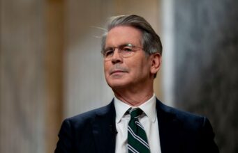 США оголосили нові санкції проти осіб, які допомагали Ірану в закупівлі зброї Допомагали купити зброю Ірану. США запровадили санкції проти 13 країн, включаючи компанії РФ