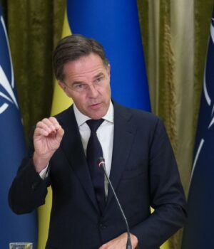 Росія хоче відволікти увагу від своїх поразок в Україні ядерним шантажем НАТО, – Рютте