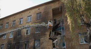 Російські окупанти вдарили дроном по школі в Києві Російські-окупанти-вдарили-дроном-по-школі-в-Києві