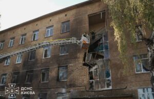 Російські окупанти вдарили дроном по школі в Києві Російські-окупанти-вдарили-дроном-по-школі-в-Києві
