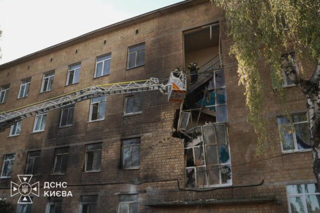 Російські окупанти вдарили дроном по школі в Києві Російські-окупанти-вдарили-дроном-по-школі-в-Києві