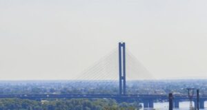 Два дрони влучили по Південному мосту в Києві: рух метро зупинили Два-дрони-влучили-по-Південному-мосту-в-Києві:-рух-метро-зупинили