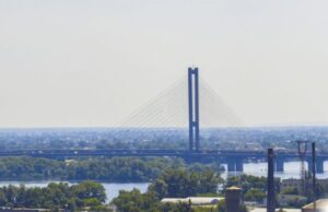 Два дрони влучили по Південному мосту в Києві: рух метро зупинили Два-дрони-влучили-по-Південному-мосту-в-Києві:-рух-метро-зупинили