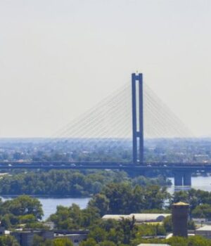 Два-дрони-влучили-по-Південному-мосту-в-Києві:-рух-метро-зупинили