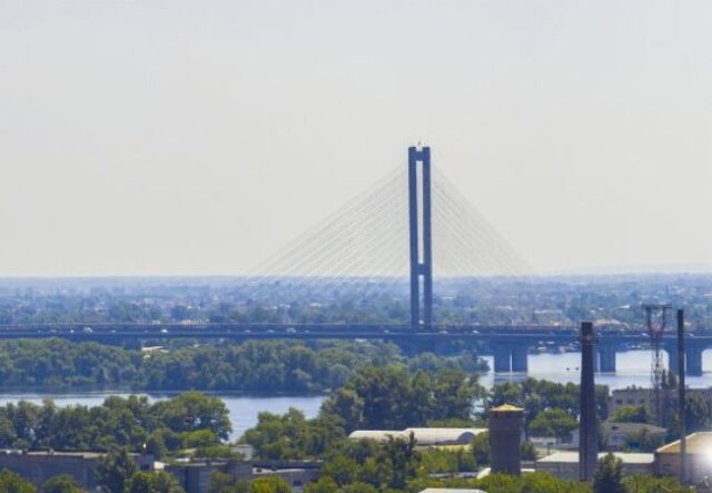 Два дрони влучили по Південному мосту в Києві: рух метро зупинили Два-дрони-влучили-по-Південному-мосту-в-Києві:-рух-метро-зупинили