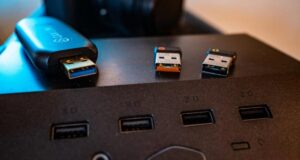 Ми роками неправильно користувалися USB-портами: що насправді означають їхні кольори Ми-роками-неправильно-користувалися-usb-портами:-що-насправді-означають-їхні-кольори