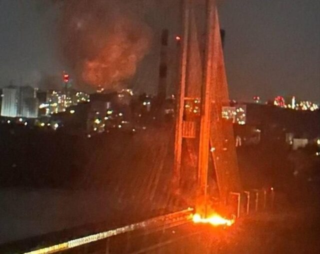 Росія втретє вдарила по Південному мосту в Києві: пошкоджена опора Росія-втретє-вдарила-по-Південному-мосту-в-Києві:-пошкоджена-опора