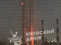 Удар рф по Південному мосту: пошкодження та зупинка транспорту Удар-рф-по-Південному-мосту:-пошкоджена-опора-та-бетонне-загородження-метрополітену,-рух-транспорту-зупинили